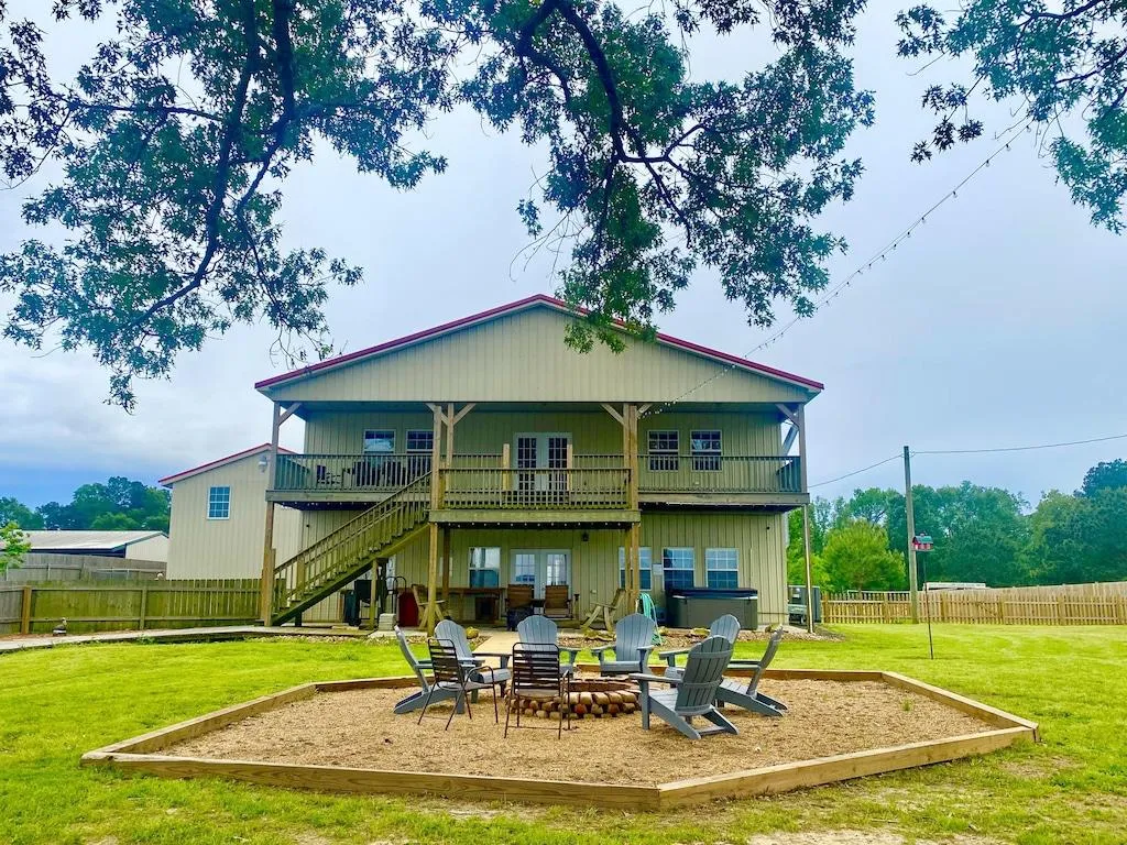 Rear of Barndo facing Toledo Bend Lake