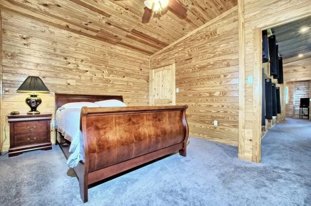 4th bedroom with queen bed is on 2nd floor.