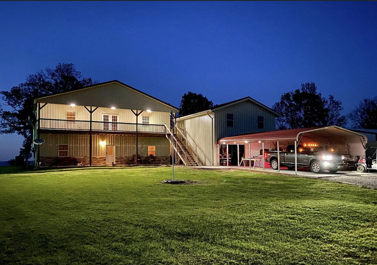Nightime at Cliffside Barndo
